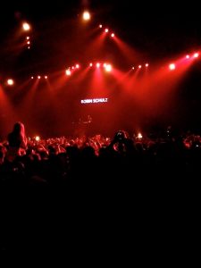 Robin Schulz entertains the WAVES of people :)